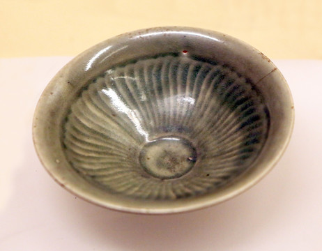 北宋青釉团菊纹碗