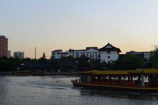 夜幕下的濠河