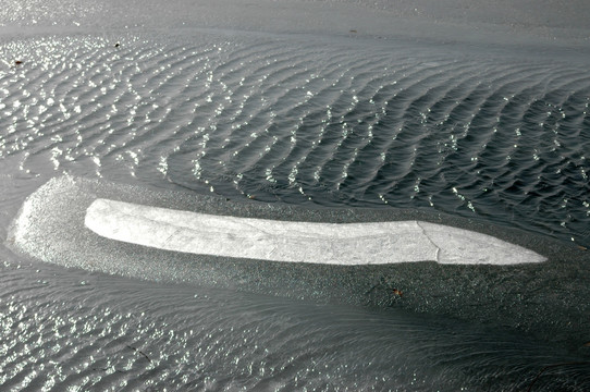 冰面水纹