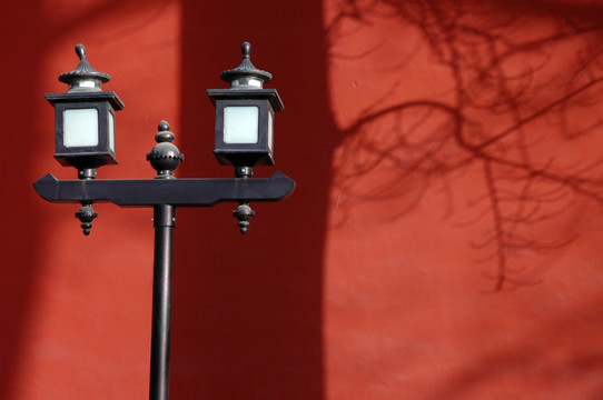 红墙街灯
