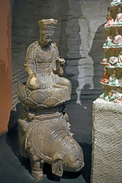 钟山石窟佛雕像