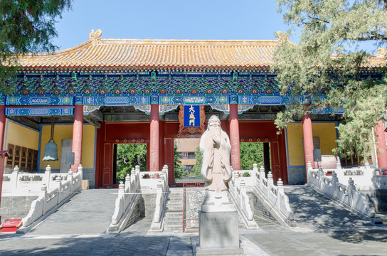 北京国子监和孔庙大成门孔子像