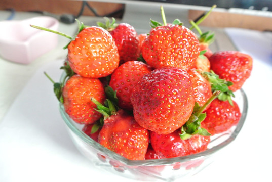 玻璃碗草莓