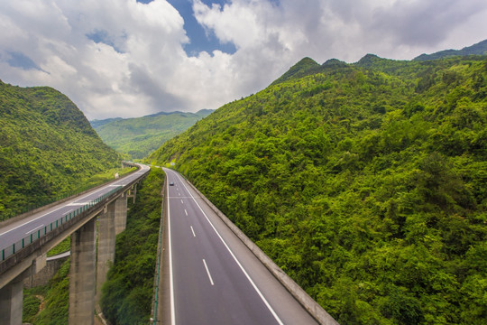 穿过高山的高速路