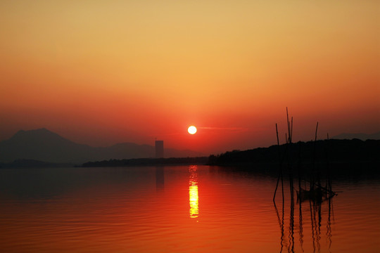 松湖日落