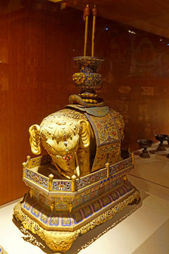 藏传佛教文物 清代镀金铜象蜡台