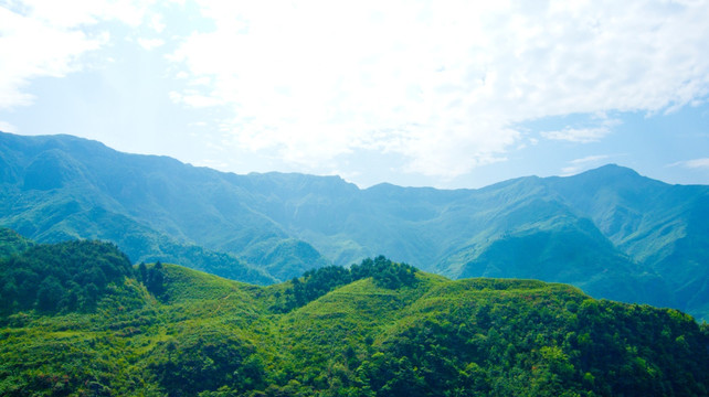 起伏的青山  崇山峻岭