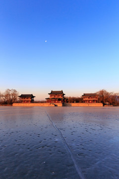 北京颐和园景明楼湖面结冰
