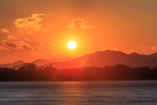 北京颐和园西堤夕阳日落