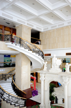 酒店大厅旋转楼梯