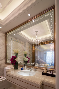 洗手间雕花镜子