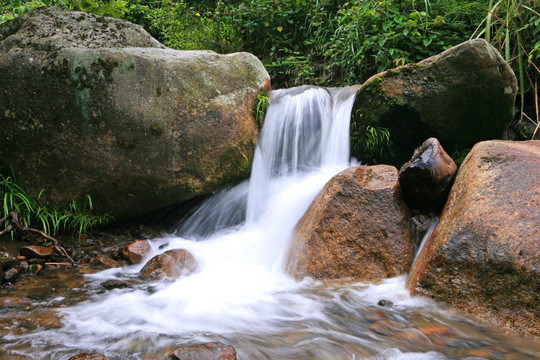 山泉流水风景