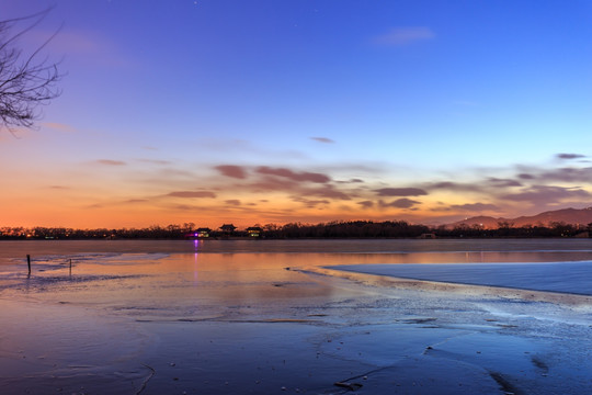 北京颐和园昆明湖冬天夜景