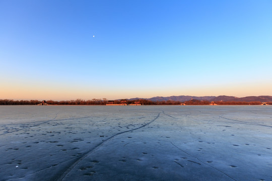 颐和园冬天昆明湖湖面结冰
