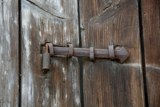 旧门 生锈门锁