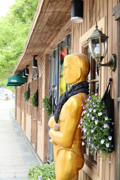 酒吧门口雕塑