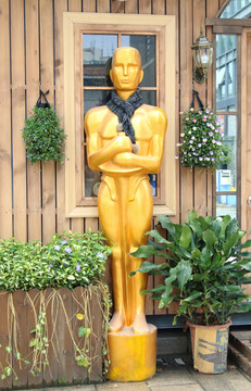 咖啡馆门口雕塑