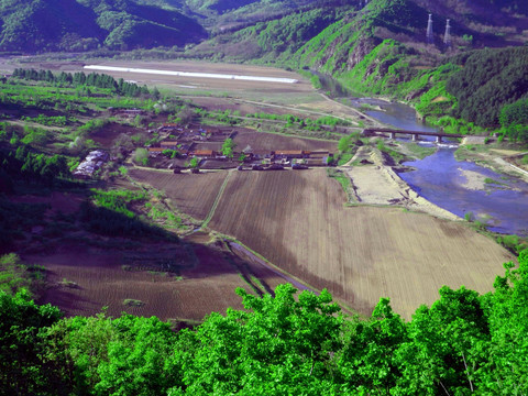 山河间的耕地与村落