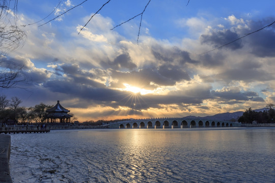 北京颐和园冬天十七孔桥廓如亭