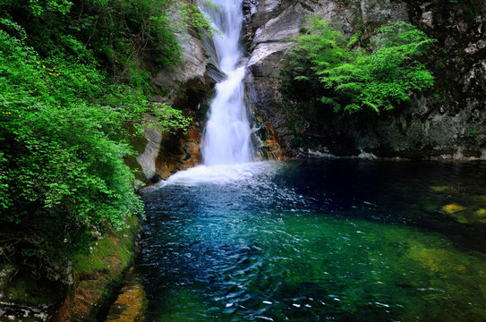 夏季山中小瀑布流水深潭