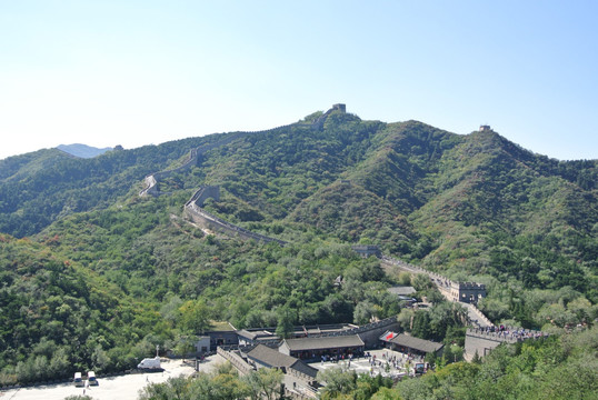 八达岭长城下的建筑群
