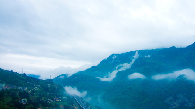 山间云雾  崇山峻岭