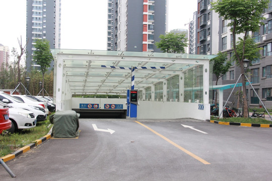 小区停车场入口