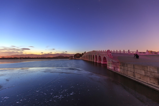 颐和园南湖结冰十七孔桥冬天夜景
