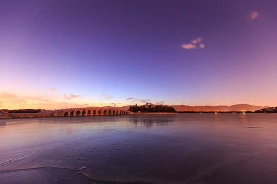 颐和园昆明湖结冰十七孔桥夜景