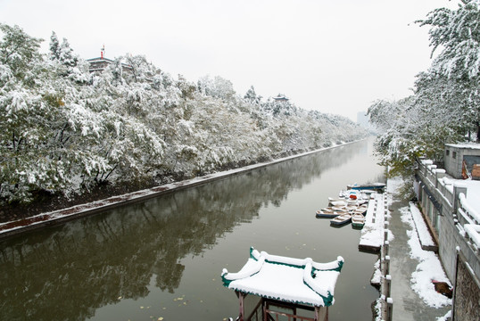 护城河小船雪景