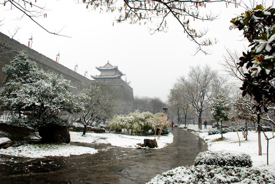 西安城墙雪景横构图