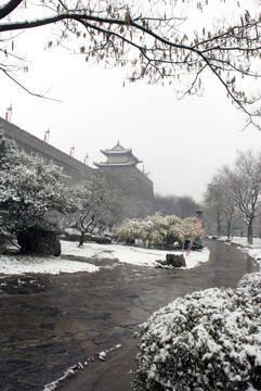 西安城墙雪景竖构图