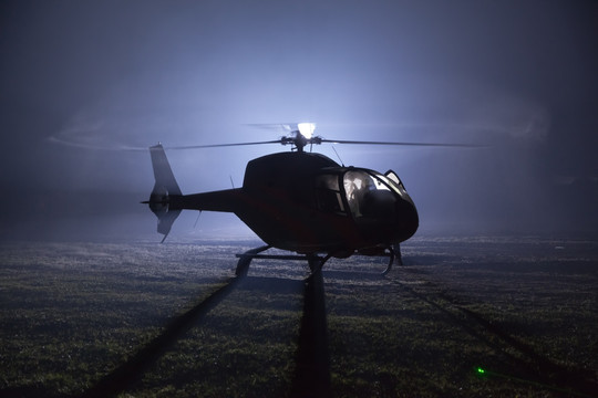 夜间即将起飞的直升机