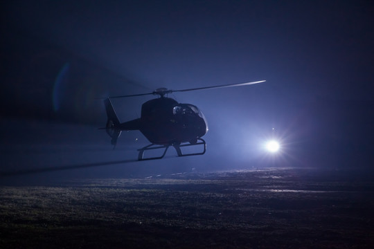 夜间即将起飞的直升机