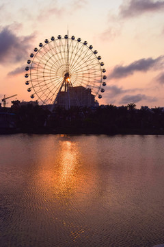 夕阳下的摩天轮