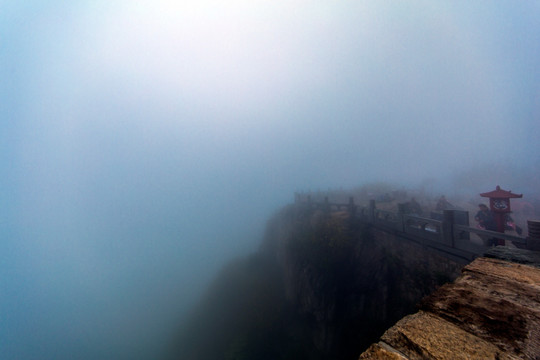 泰山清晨大雾