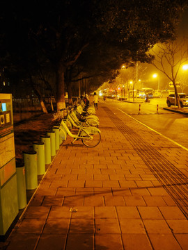 夜晚的公共自行车站