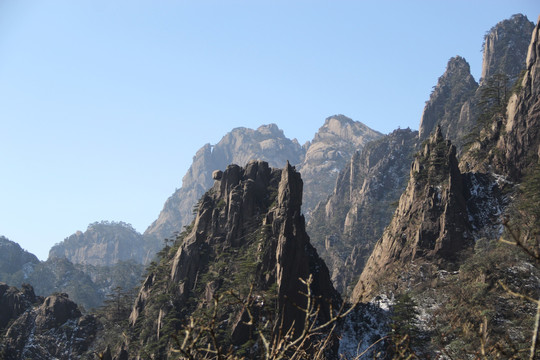 积雪的山川