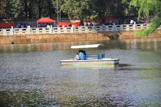 高清公园划船
