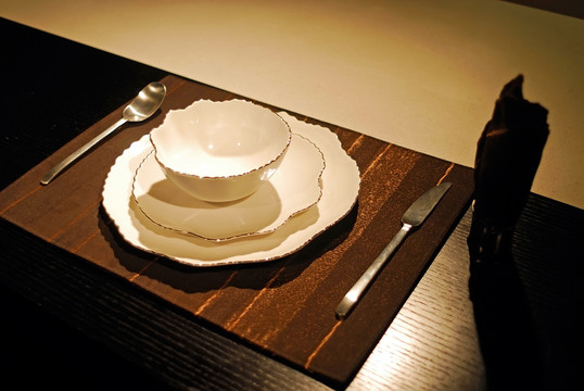 白瓷盘和刀叉餐具