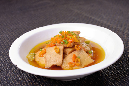 黄贡椒焖豆腐