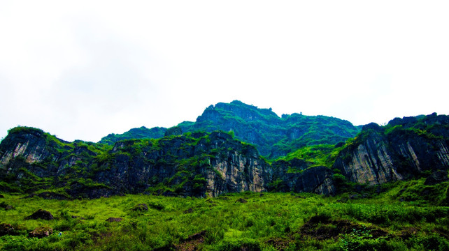 陡峭的青山