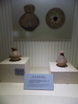波折纹细颈壶