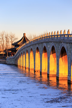 颐和园冬景十七孔桥廓如亭阳光