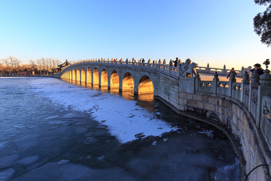 颐和园昆明湖十七孔桥冬天阳光