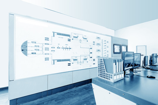 工厂电脑控制室里的大型显示屏