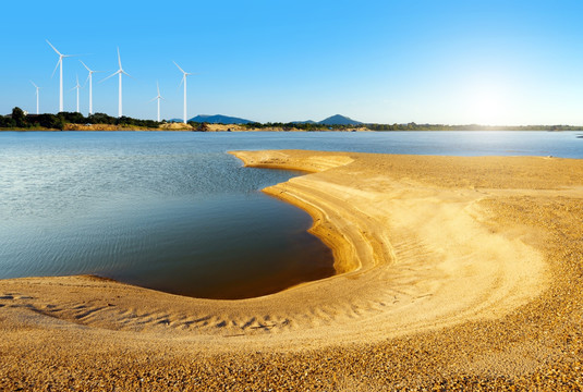 夏日海滩 阳光下的风力涡轮机