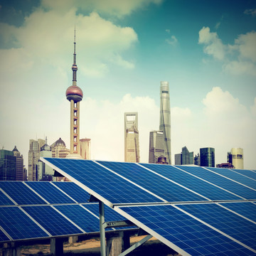上海陆家嘴金融区的太阳能板