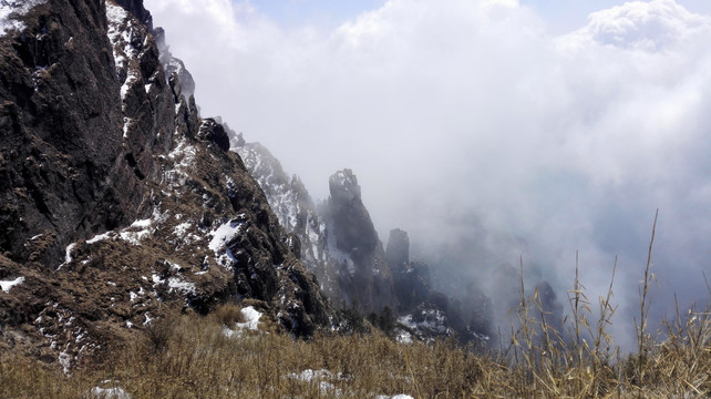 云雾缭绕的神农大峡谷