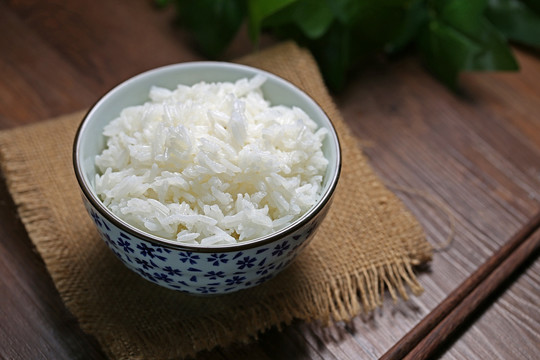 青花碗中的大米饭